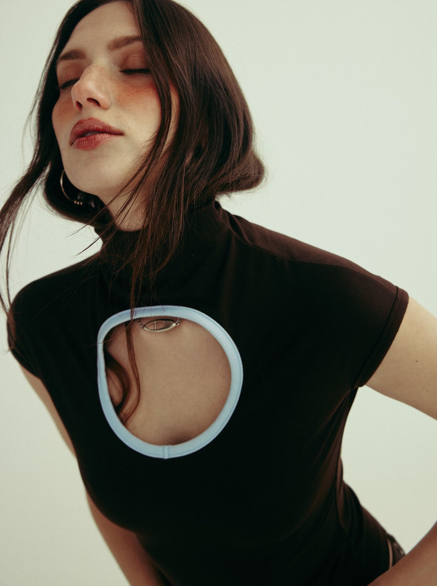 ANGIE reversible mockneck top - chocolate - uniform person
