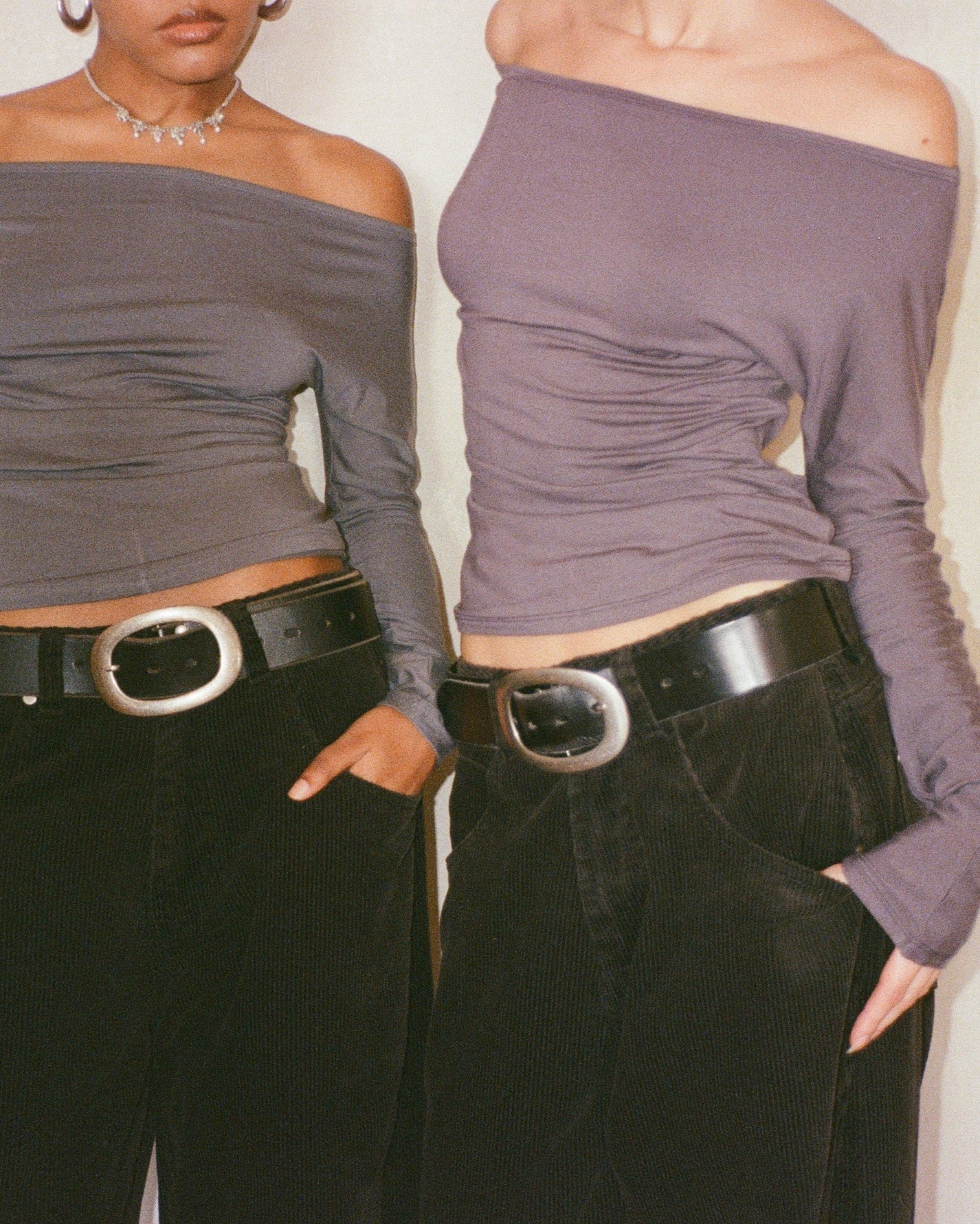 TERRA raw edge leather belt - Patina Black - uniform person