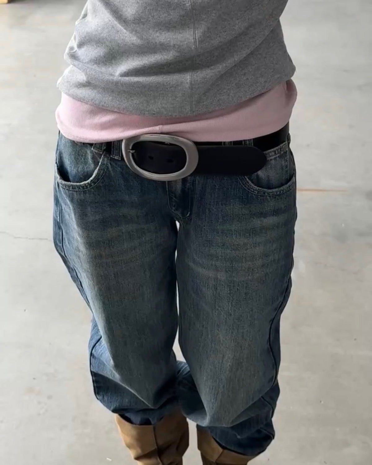 TERRA raw edge leather belt - Patina Black - uniform person